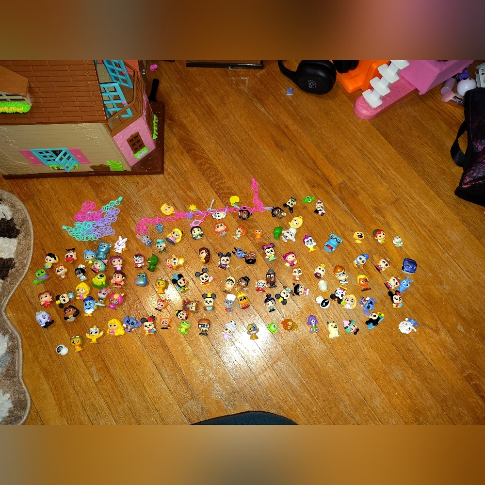 Disney Doorables - 90+ figurines, Houses: Belle, Rapunzel, Alice and bracelets